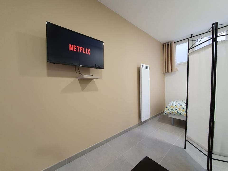 Grand studio Gravelines centre , 5 mn du cnpe et de la plage, absence de chambre privative Apartment in Hauts-de-France