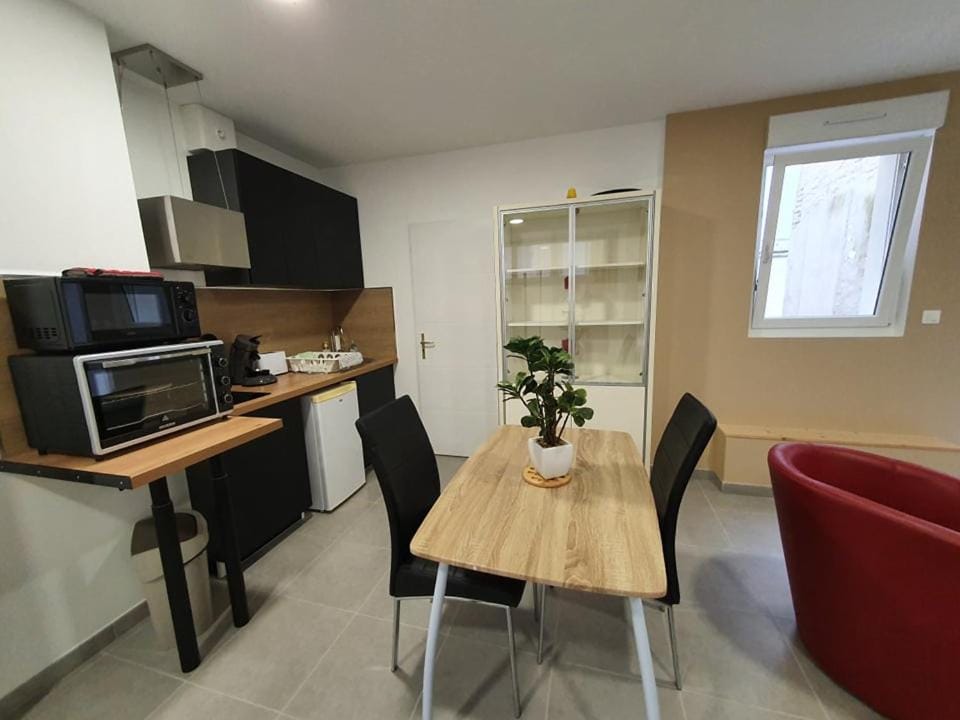 Grand studio Gravelines centre , 5 mn du cnpe et de la plage, absence de chambre privative Apartment in Hauts-de-France