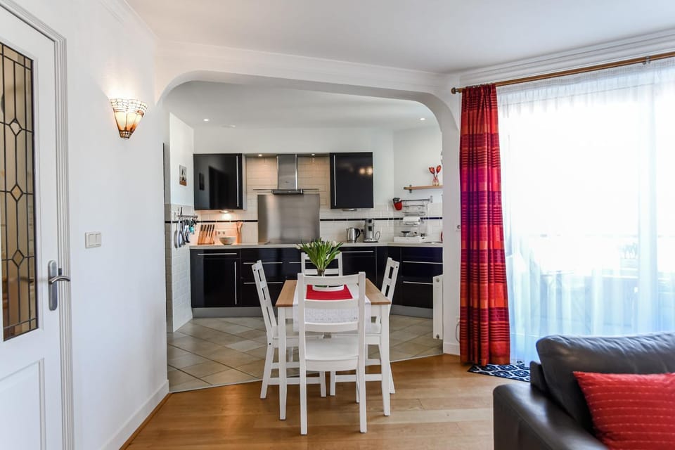 Kitchen or kitchenette, Dining area, stove