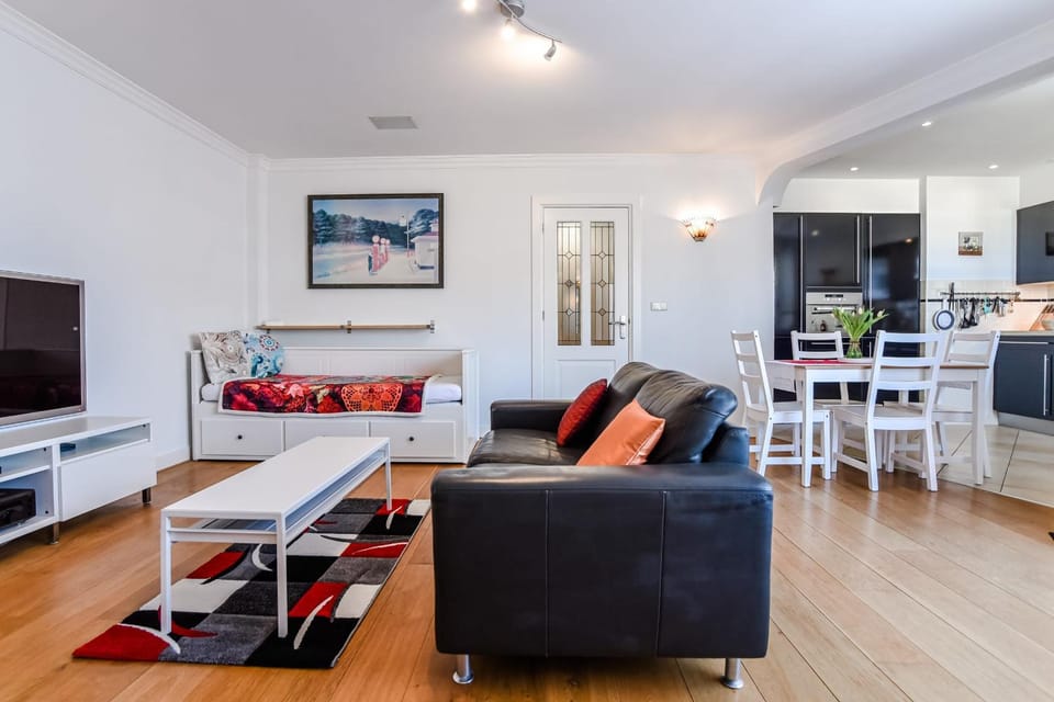 TV and multimedia, Kitchen or kitchenette, Living room, Dining area