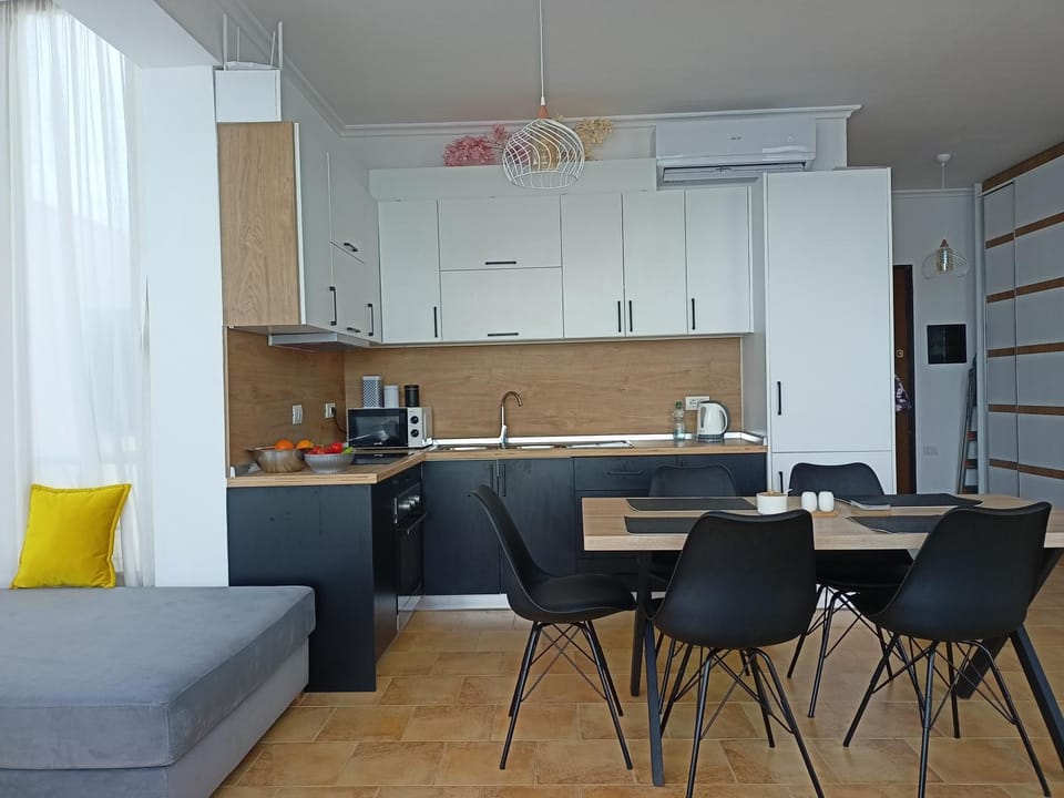 Kitchen or kitchenette, Dining area