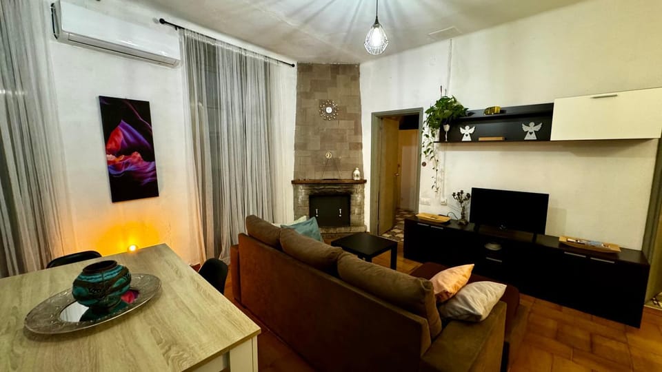 TV and multimedia, Living room, Seating area, Dining area