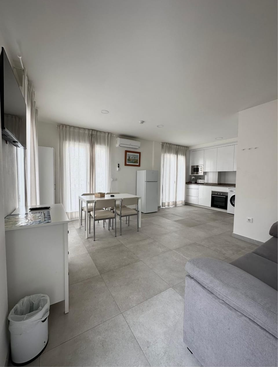TV and multimedia, Kitchen or kitchenette, Living room, Seating area, Dining area, minibar, oven, stove