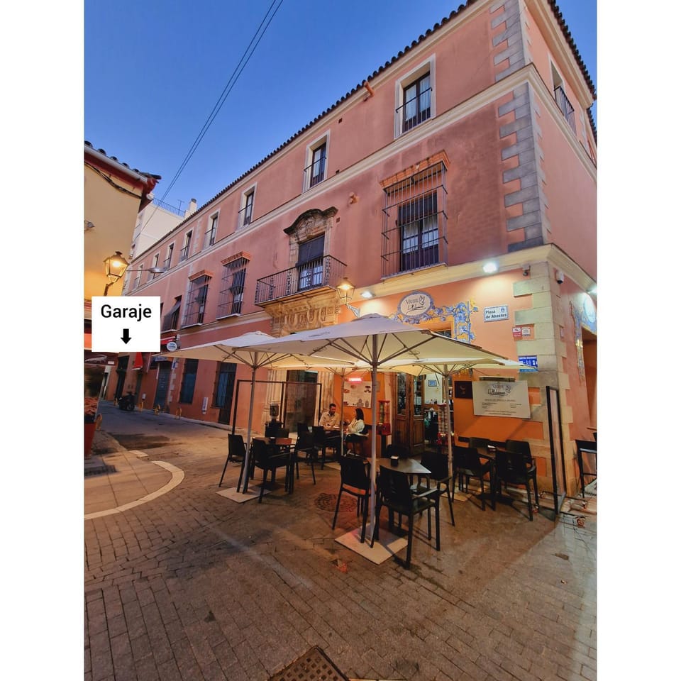 Property building, Restaurant/places to eat, Facade/entrance, Street view
