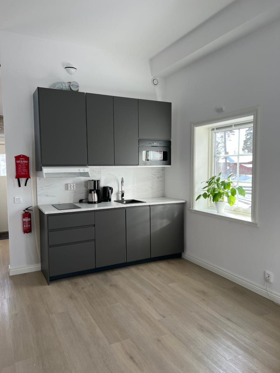 Kitchen or kitchenette, minibar, stove