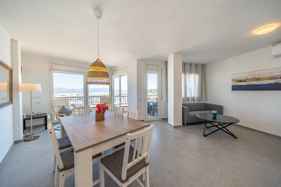 Living room, Lounge or bar, Seating area, Dining area