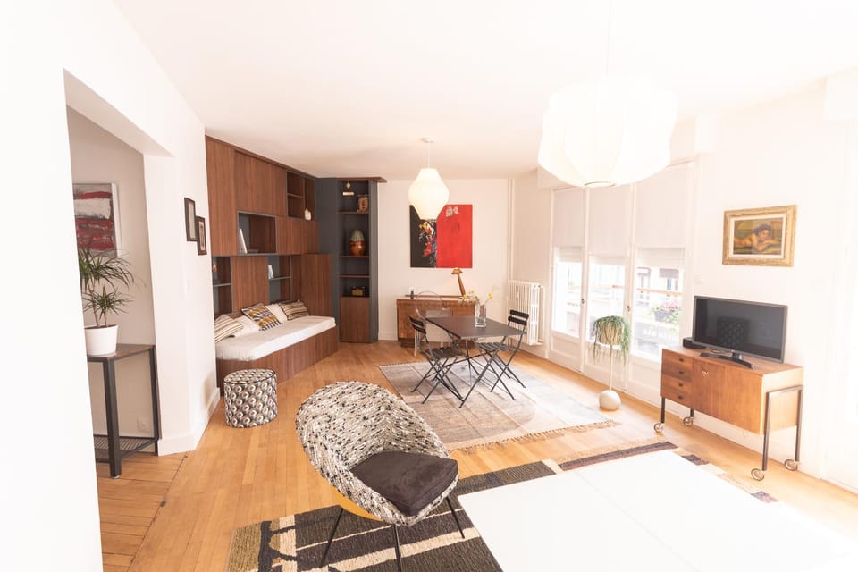 TV and multimedia, Living room, Seating area, Dining area