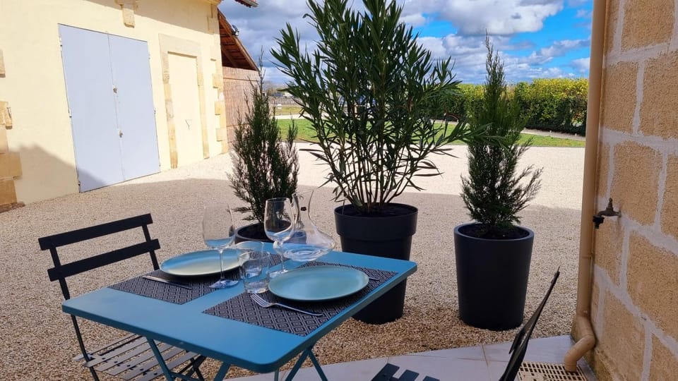 Patio, Day, Garden, Dining area, Garden view
