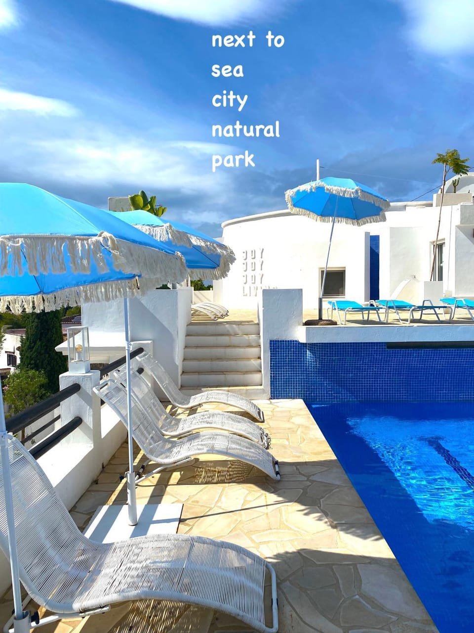 Swimming pool, sunbed