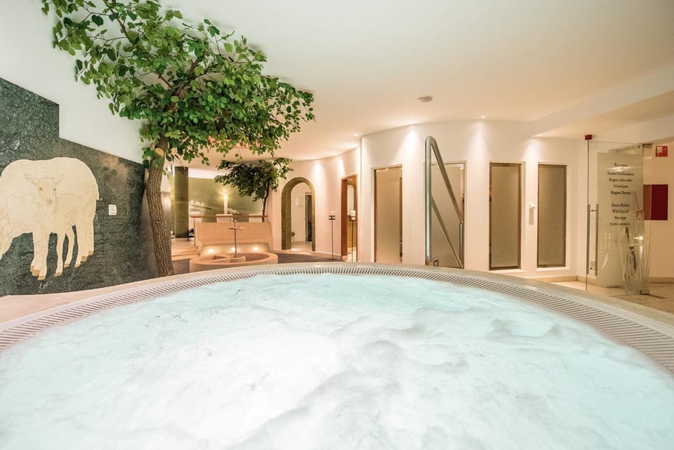 Hot Tub, Sauna