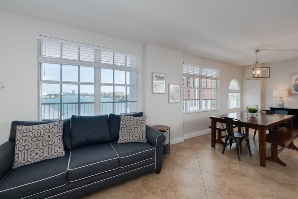 NEW Beach Condo 5 min walk to the Beach Sleeps 9 Apartment in Clearwater Beach