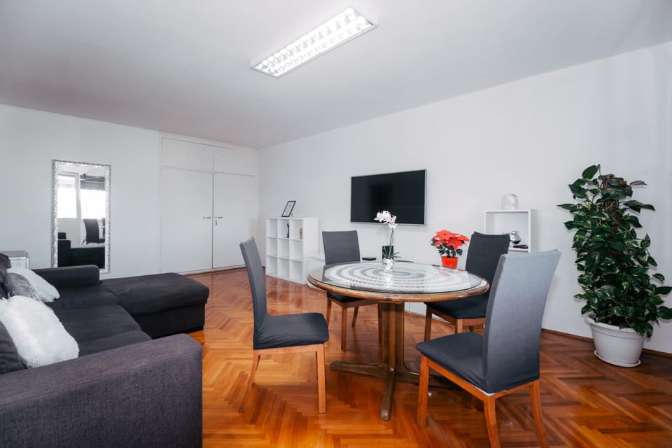 Communal lounge/ TV room, TV and multimedia, Living room, Seating area, Dining area