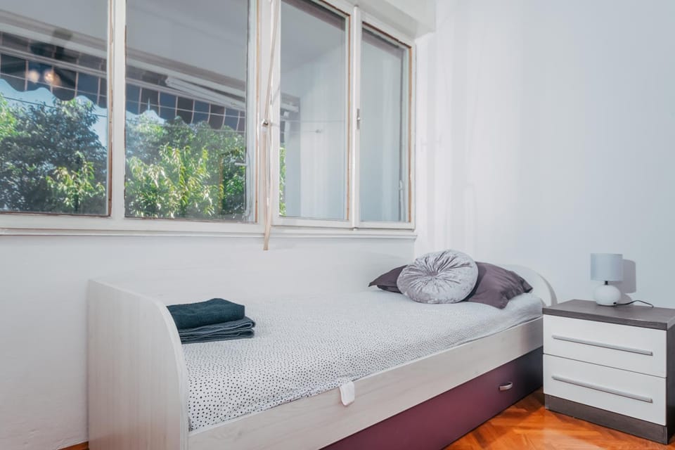 Bed, Bedroom, towels