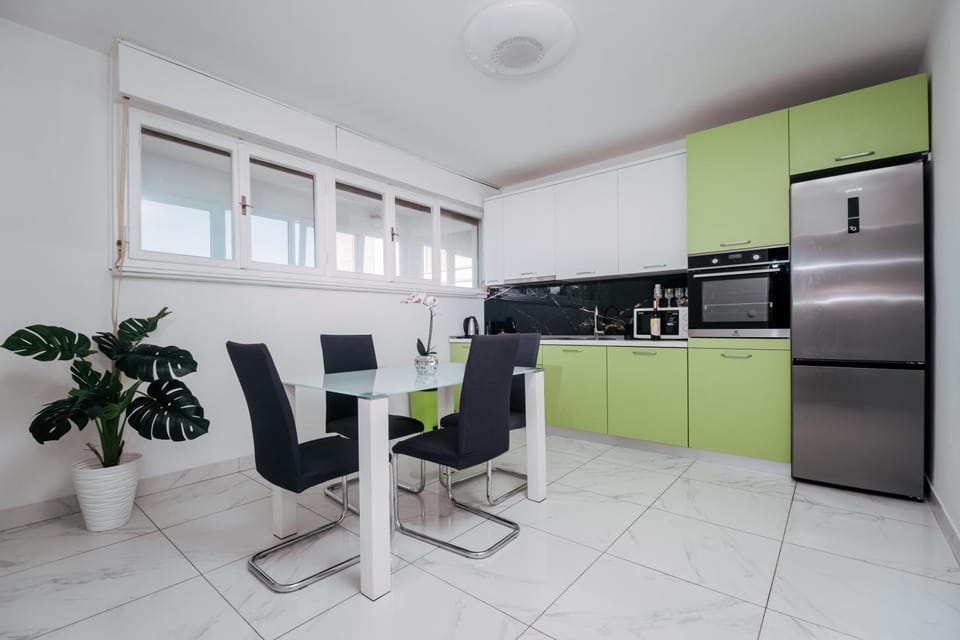 Coffee/tea facilities, Kitchen or kitchenette, Seating area, Dining area, dishwasher, oven