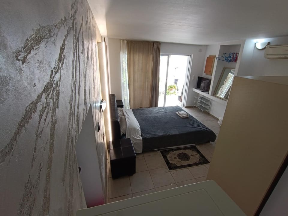 Azalea Garden Apartment With Mountain View House in Kremasti