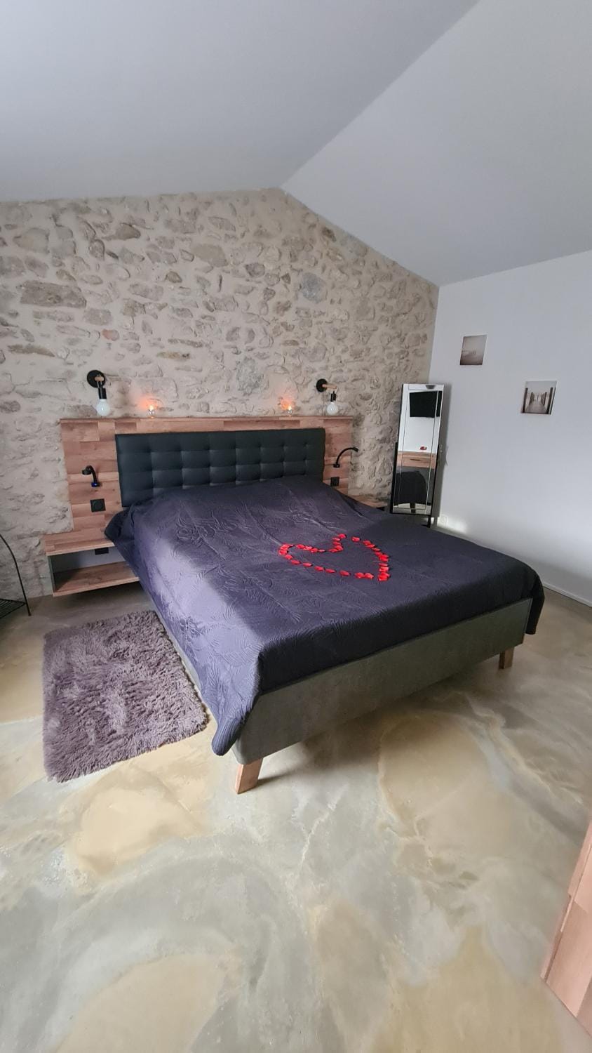Gîtes 2 adultes dans un mas charme et calme assuré Apartment in Occitanie