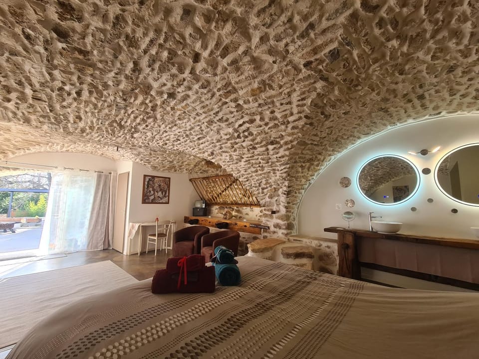 Gîtes 2 adultes dans un mas charme et calme assuré Apartment in Occitanie