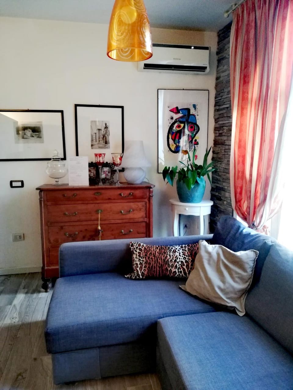 Bed, Living room
