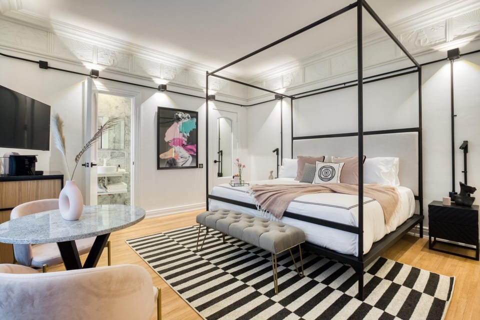 Bed, TV and multimedia, Photo of the whole room, Bedroom