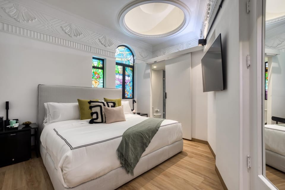 Bed, TV and multimedia, Bedroom