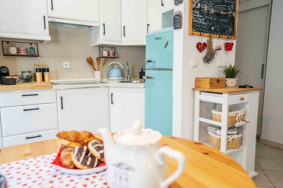 Coffee/tea facilities, Kitchen or kitchenette, Food and drinks, Dining area, toaster