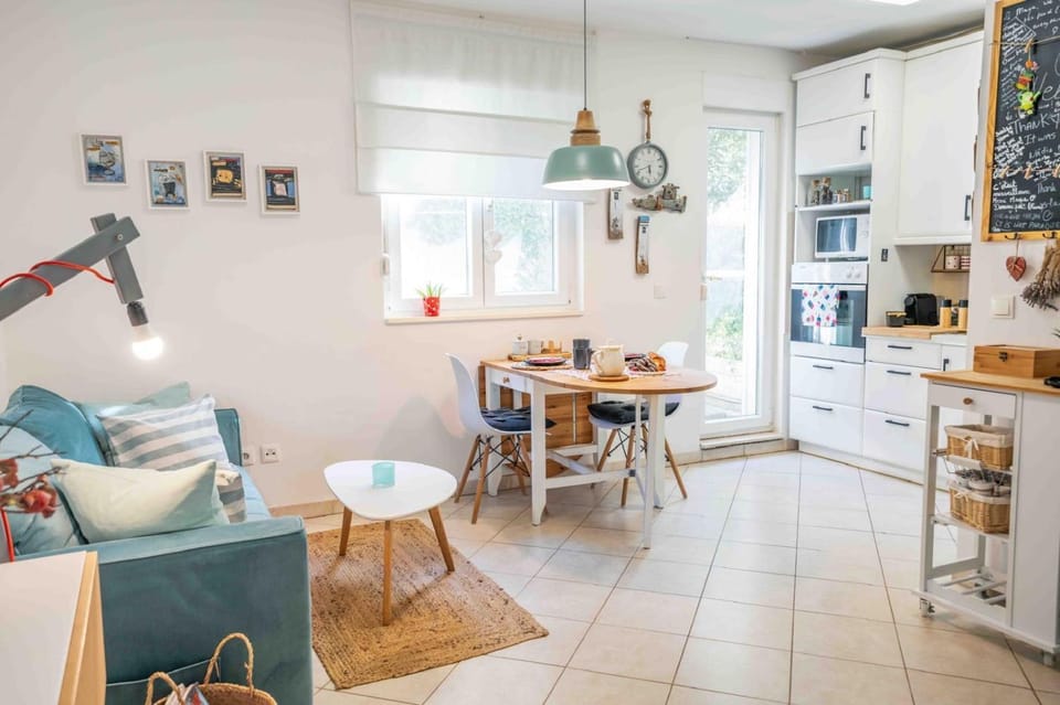 Kitchen or kitchenette, Seating area, Dining area, oven