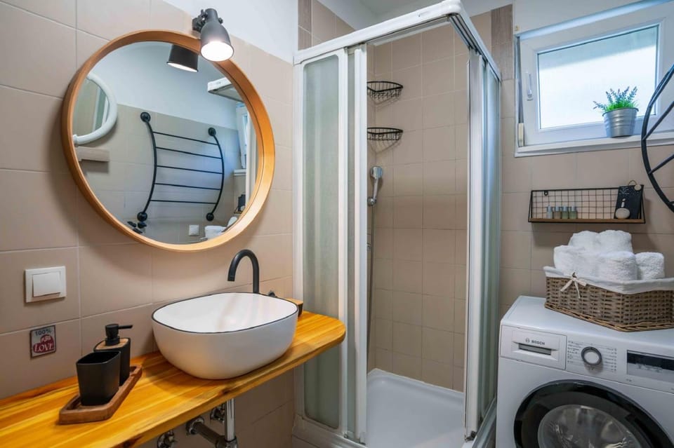 Shower, Bathroom, towels, washing machine