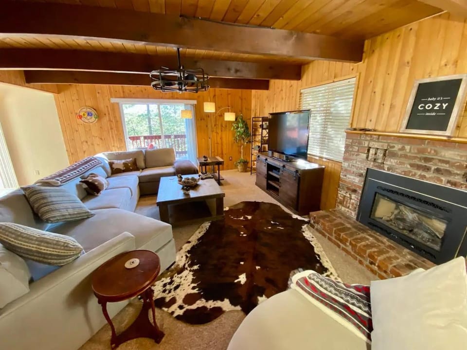 TV and multimedia, Living room, Evening entertainment