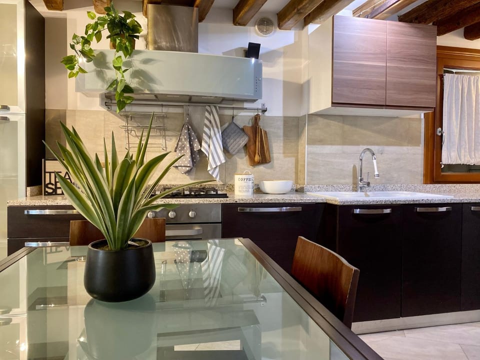 Kitchen or kitchenette, Dining area
