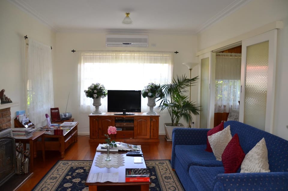 Communal lounge/ TV room, TV and multimedia, Living room, Lounge or bar, Seating area, air conditioner