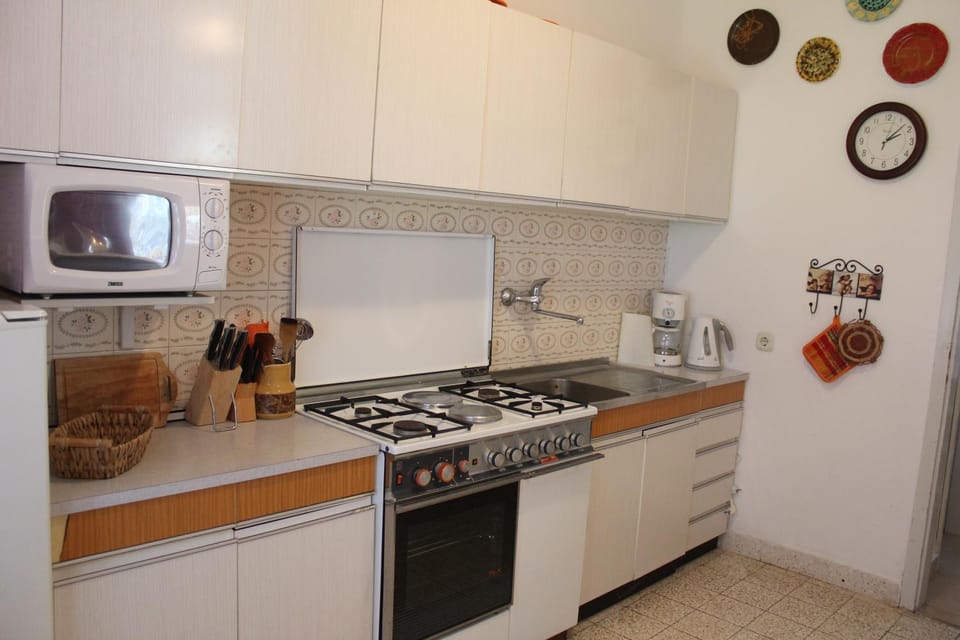 Kitchen or kitchenette, Communal kitchen
