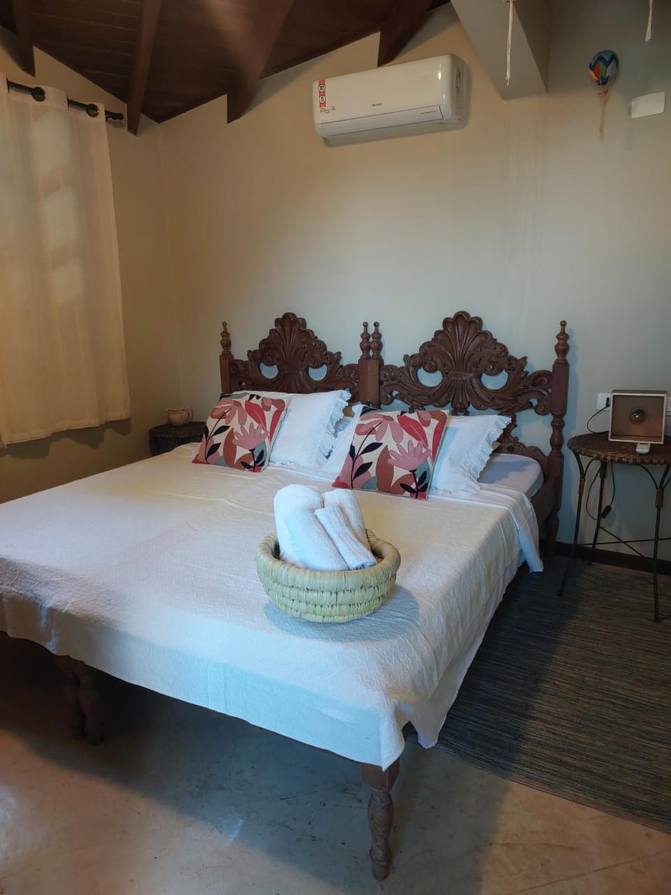 Bed, Photo of the whole room, Bedroom, air conditioner