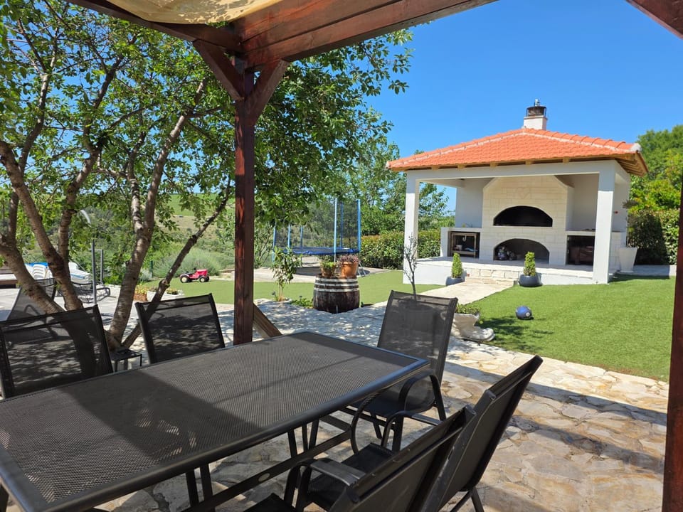 Property building, Patio, Day, Seating area, Garden view, sunbed