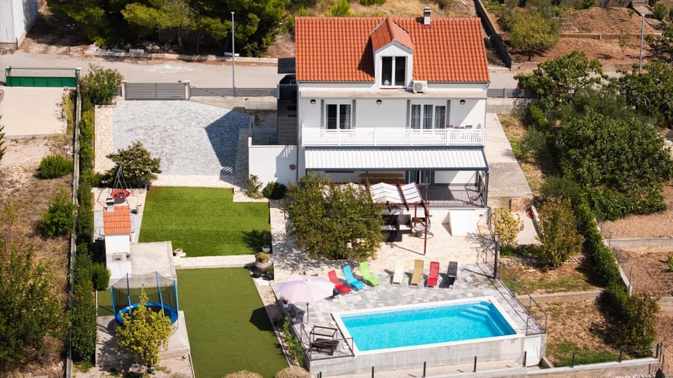 Property building, Day, Bird's eye view, Pool view, Swimming pool, sunbed
