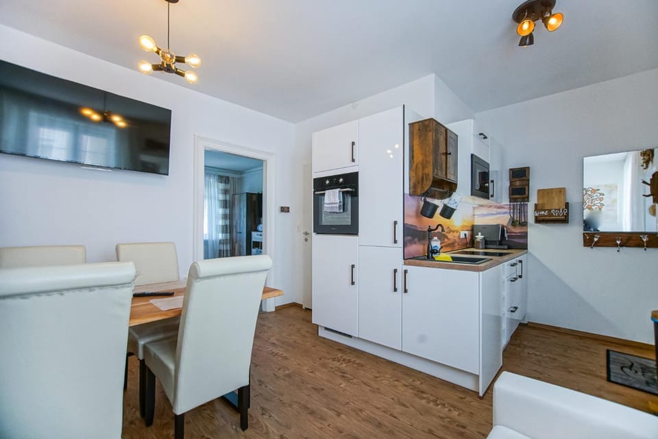 TV and multimedia, Kitchen or kitchenette, Living room, Seating area, Dining area, oven, pet friendly, stove