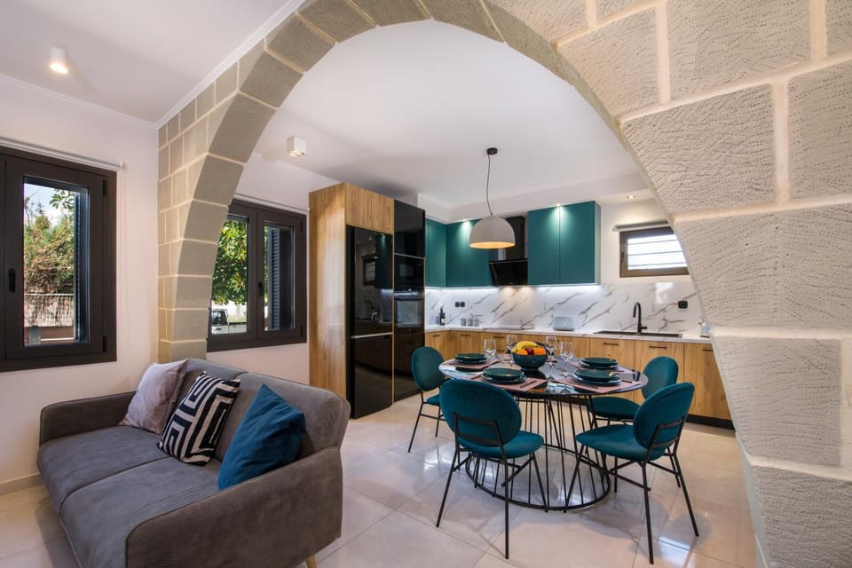 Kitchen or kitchenette, Living room, Seating area, Dining area