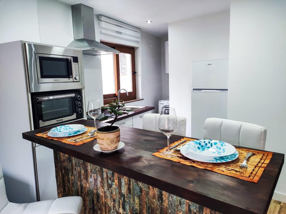 Kitchen or kitchenette, Dining area