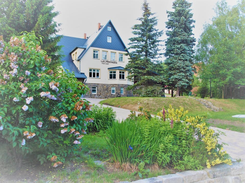 Property building, Nearby landmark, Property logo or sign, Garden