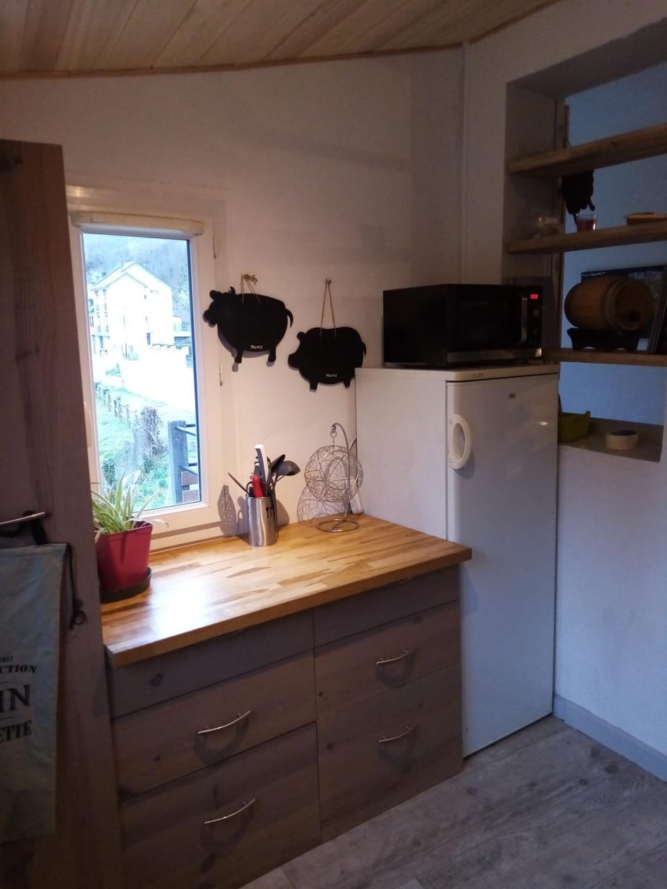 Kitchen or kitchenette