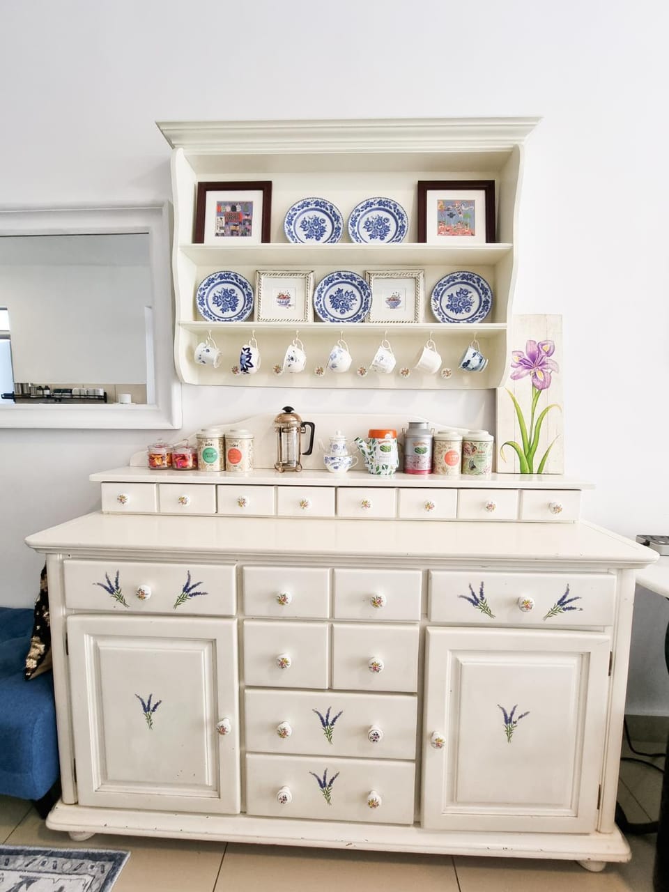 Kitchen or kitchenette, Decorative detail, Decorative detail, group of guests, group of guests, group of guests, furniture, furniture