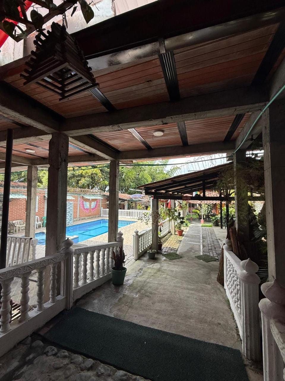 Restaurant/places to eat, Restaurant/places to eat, Guests, Swimming pool