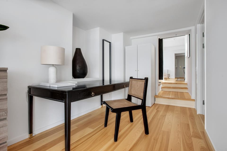 TV and multimedia, Living room, Seating area, Bedroom