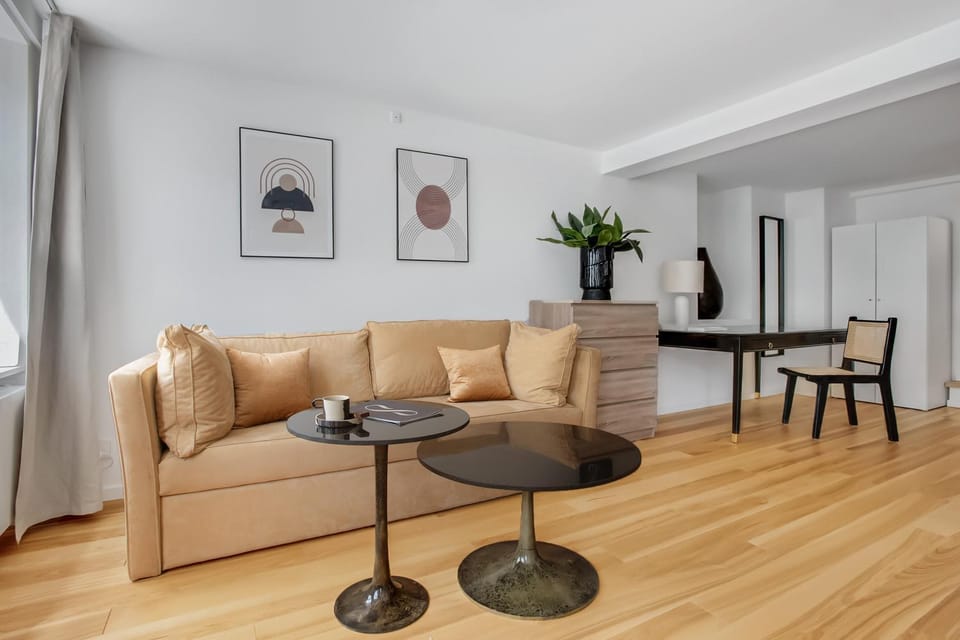 TV and multimedia, Living room, Seating area, Bedroom