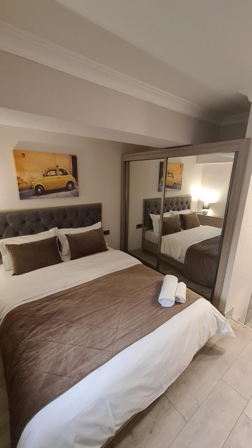 Bed, Photo of the whole room, Bedroom
