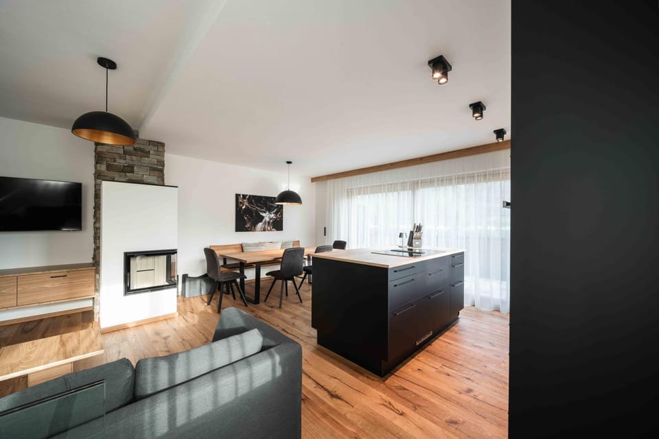 Kitchen or kitchenette, Living room, Seating area, Dining area