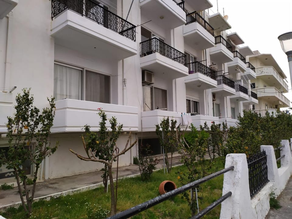 Property building, Garden, Balcony/Terrace