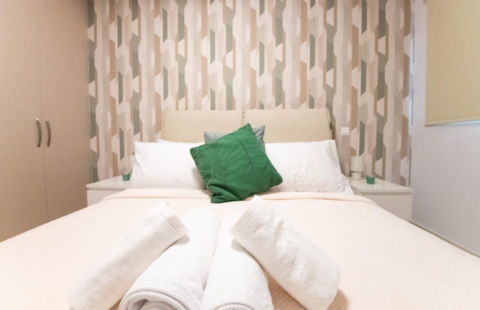 Bed, towels