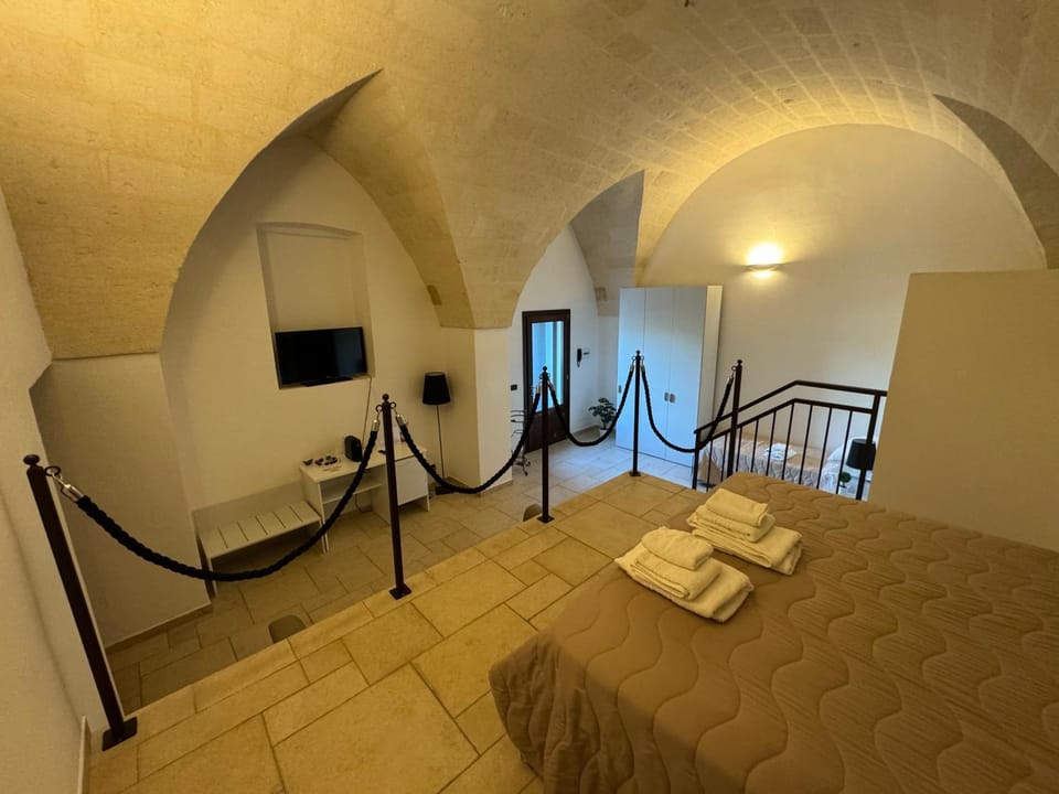 Bed, TV and multimedia, Photo of the whole room, Bedroom, towels