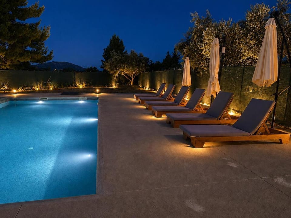 Property building, Swimming pool, sunbed