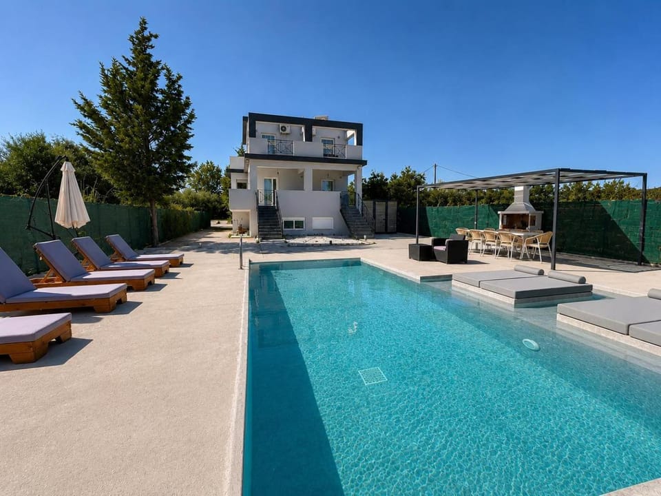 Property building, Swimming pool, sunbed